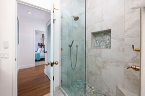 Condo, 2 habitaciones | Baño | Toallas y shampoo 