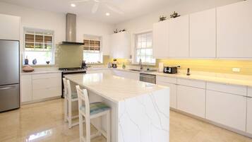 House, 4 Bedrooms | Private kitchen | Fridge, oven, coffee/tea maker, toaster