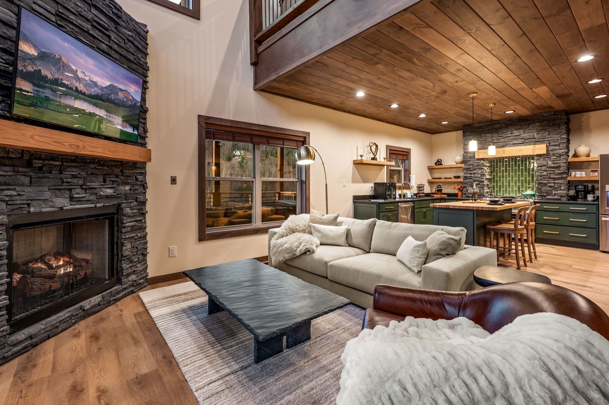 Cabaña, 1 habitación | Área de sala de estar | Smart TV 