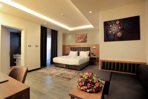 Caja de seguridad en la habitación y escritorio 