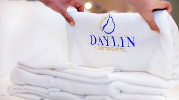 Una pila di asciugamani piegati con la scritta "DAYLIN BOUTIQUE HOTEL".