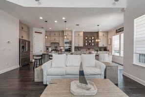 Smart TV - ⭐Short Walk to Beach-Awesome Outdoor Space-Redington Beach Townhouse 16305⭐ (Redington Beach)