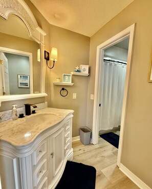 Shower, towels - Charming Condo with Stunning Water views! Dock, Pool (Navarre)