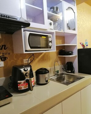 Fridge, microwave, stovetop, coffee/tea maker