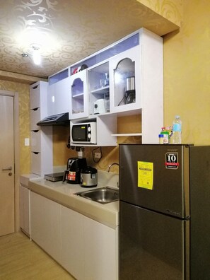 Fridge, microwave, stovetop, coffee/tea maker