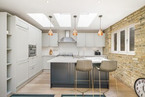 Fridge, microwave, oven, stovetop - Beautiful 3-bedroom home with garden in Maida Vale, London (London)