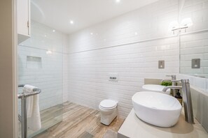 Serviettes fournies, savon, papier de toilette