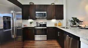 Kjøleskap, mikrobølgeovn, ovn og kokeplater