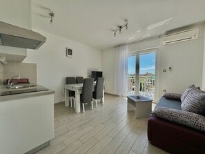 TV - Apartment Rosmarin nr. 2 in the Town of Krk with Sea and Old Town Views, Close to the Beach (Krk)