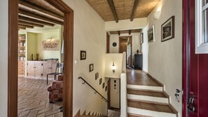 A staircase with wooden steps and white handrails leading to a landing. - Quinta dos Medronheiros (Castro Marim)