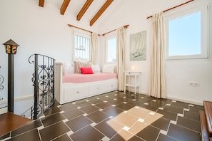 4 Schlafzimmer, Schreibtisch, Bügeleisen/Bügelbrett, Reisekinderbett