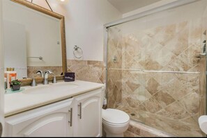 Secadora de cabello, toallas, jabón, papel de baño 