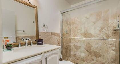 Charming 2-bedroom chalet with WiFi and AC in wonderful Lauderdale-by-the-Sea