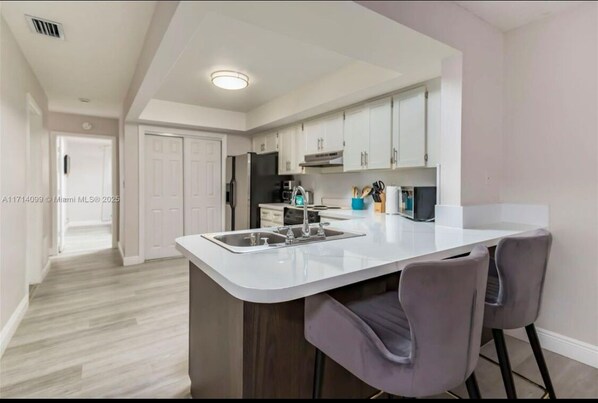 Réfrigérateur, four à micro-ondes, un four, surface de cuisson