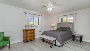 2 habitaciones, tabla de planchar con plancha, cuna de viaje y wifi