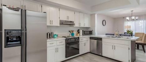 Réfrigérateur, micro-ondes, four, plaque de cuisson