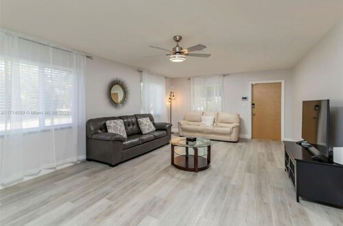 Charming 2-bedroom chalet with WiFi and AC in wonderful Lauderdale-by-the-Sea