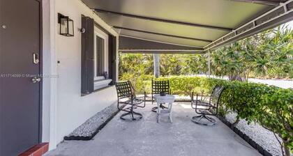 Charming 2-bedroom chalet with WiFi and AC in wonderful Lauderdale-by-the-Sea