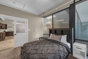 1 bedroom, iron/ironing board, WiFi, bed sheets - Modern 1-Bedroom Near Airport Free Parking & WiFi Clean and Comfortable Living (Kansas City)