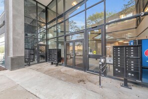 Exterior - Modern 1-Bedroom Near Airport Free Parking & WiFi Clean and Comfortable Living (Kansas City)