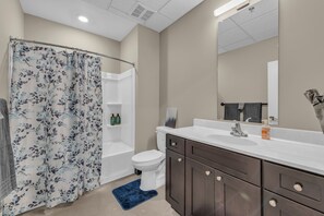 Hair dryer, towels, soap, toilet paper - Modern 1-Bedroom Near Airport Free Parking & WiFi Clean and Comfortable Living (Kansas City)