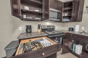 Private kitchen - Modern 1-Bedroom Near Airport Free Parking & WiFi Clean and Comfortable Living (Kansas City)