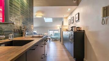 Een koelkast, een microgolfoven, een oven, een kookplaat