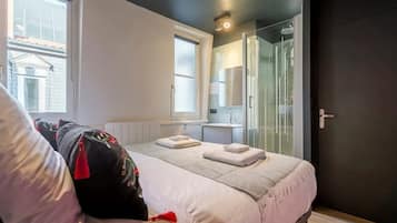 1 habitación, tabla de planchar con plancha, wifi y ropa de cama
