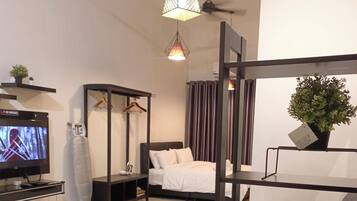 Escritorio, espacio para trabajar con laptop y wifi gratis