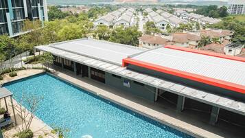 Una piscina al aire libre