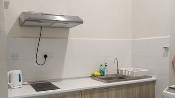 Estudio, balcón | Cocina privada | Mesa de comedor