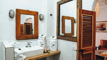 SĂšche-cheveux, serviettes fournies, savon, papier toilette