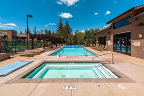 Una piscina al aire libre, una piscina climatizada