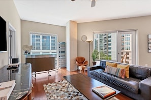 Smart TV, computer monitors - Beautiful Downtown Condo 1/1 (Orlando)