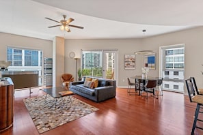 Smart TV, computer monitors - Beautiful Downtown Condo 1/1 (Orlando)