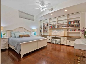 2 slaapkamers, een bureau, een strijkplank/strijkijzer, reisbedje