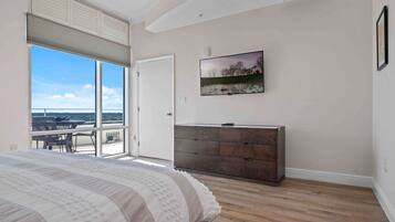 2 soverom, skrivebord, strykejern/-brett og reiseseng for barn