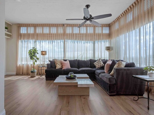 Smart-tv en een computerscherm