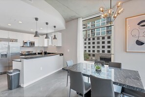 Geladeira, micro-ondas, fogão, cooktop