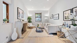 Amplia sala de estar con sofá, mesa de centro y elementos decorativos.