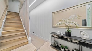 Una escalera de madera que lleva a una plataforma.