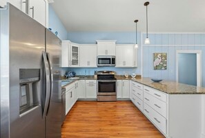 冷蔵庫、電子レンジ、オーブン、コンロ