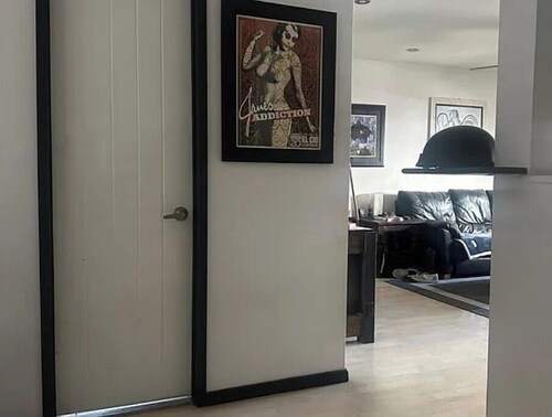 Chic 2-bedroom condo with WiFi, AC in lovely West Hollywood