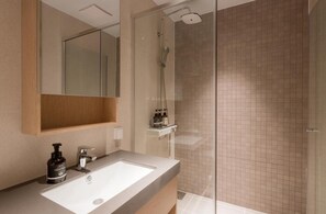 Een haardroger, handdoeken, zeep, toiletpapier