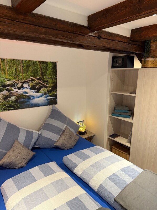 Tabla de planchar con plancha, wifi y ropa de cama