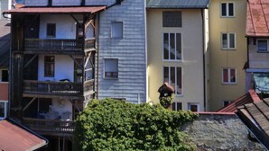 A multi-story building with balconies and a mountain backdrop. - Lucky Home Relax Apartment (Füssen)