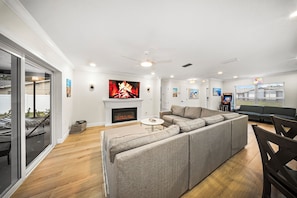 Smart TV, chimenea, libros y estéreo