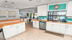 Villa | 4 bedrooms, Internet - Amazing - 4 Bed Billiard Table Luxury Canal Pool (Cape Coral)