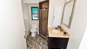 House | Bathroom | Free toiletries - Amazing - 4 Bed Billiard Table Luxury Canal Pool (Cape Coral)