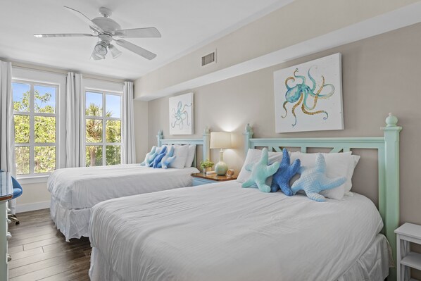 Planxa i posts de planxar, wifi gratuïta i roba de llit 